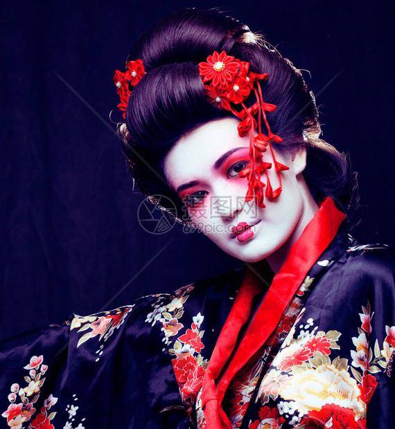 探索DOTA2维基百科：深度解析游戏百科的全面性、专业性及其独特价值