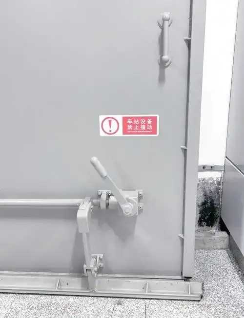 地铁逃生挂科技防封:智能自救装置保障安全出行 第1张 地铁逃生挂科技防封:智能自救装置保障安全出行 第1张