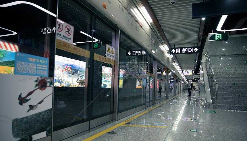 地铁跑酷破解版全皮肤，免广告无限钻石最新版下载教程