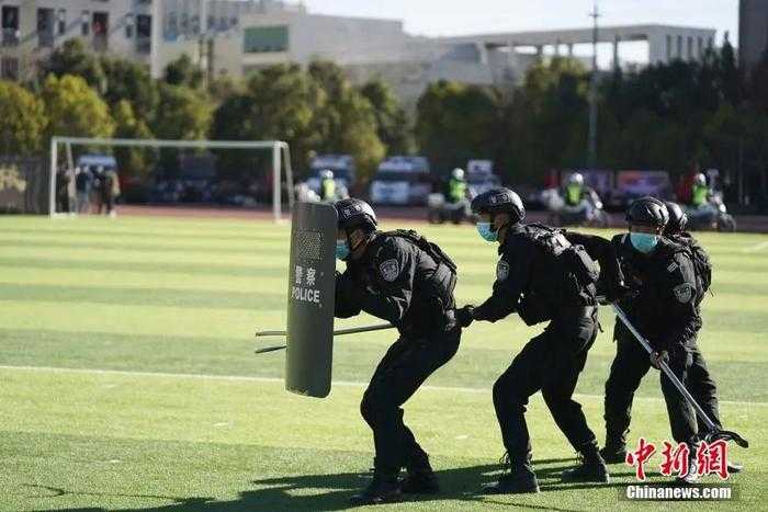 王牌战争外挂辅助器现状及法律风险分析