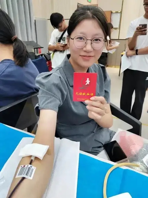 热血青春！高校公益献血活动拯救生命生命之河奔涌校园千名学子接力守护生命防线