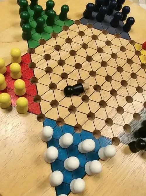 智能辅助棋子：揭秘国际象棋隐藏规则 新手秒变大师！