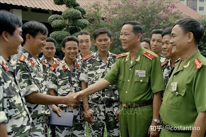 越南服枪林弹雨中的经典战袍