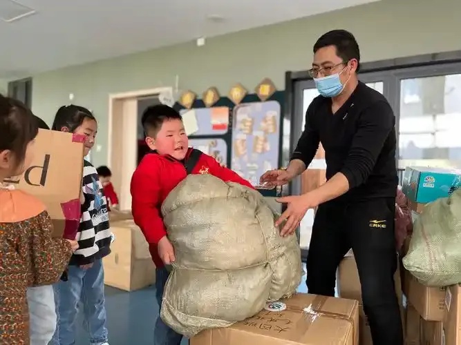 三角洲直装公益:关爱行动,爱心直达!