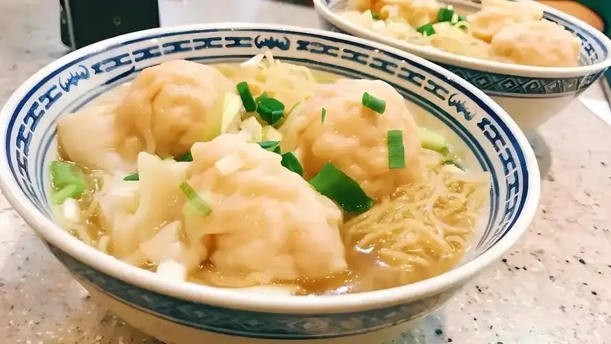 香港金牌云吞面：美味小吃，舌尖上的享受
