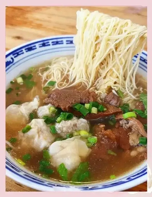 港式云吞面制作全攻略从选材到汤底调配技巧大公开