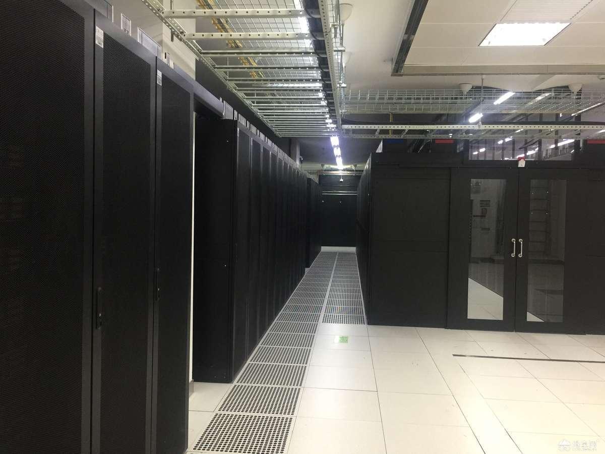 2H4G服务器能托管多少网站配置解析与性能优化